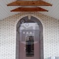 дверь ДВАР-32 с аркой и боковой вставкой, установлена в частном доме, общий вид